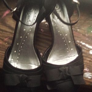 I'm selling shoes size 2 in kids